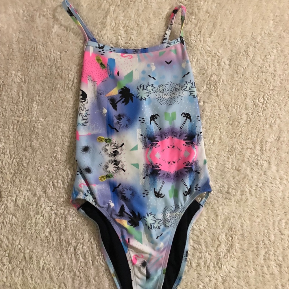 Jolyn tie-back